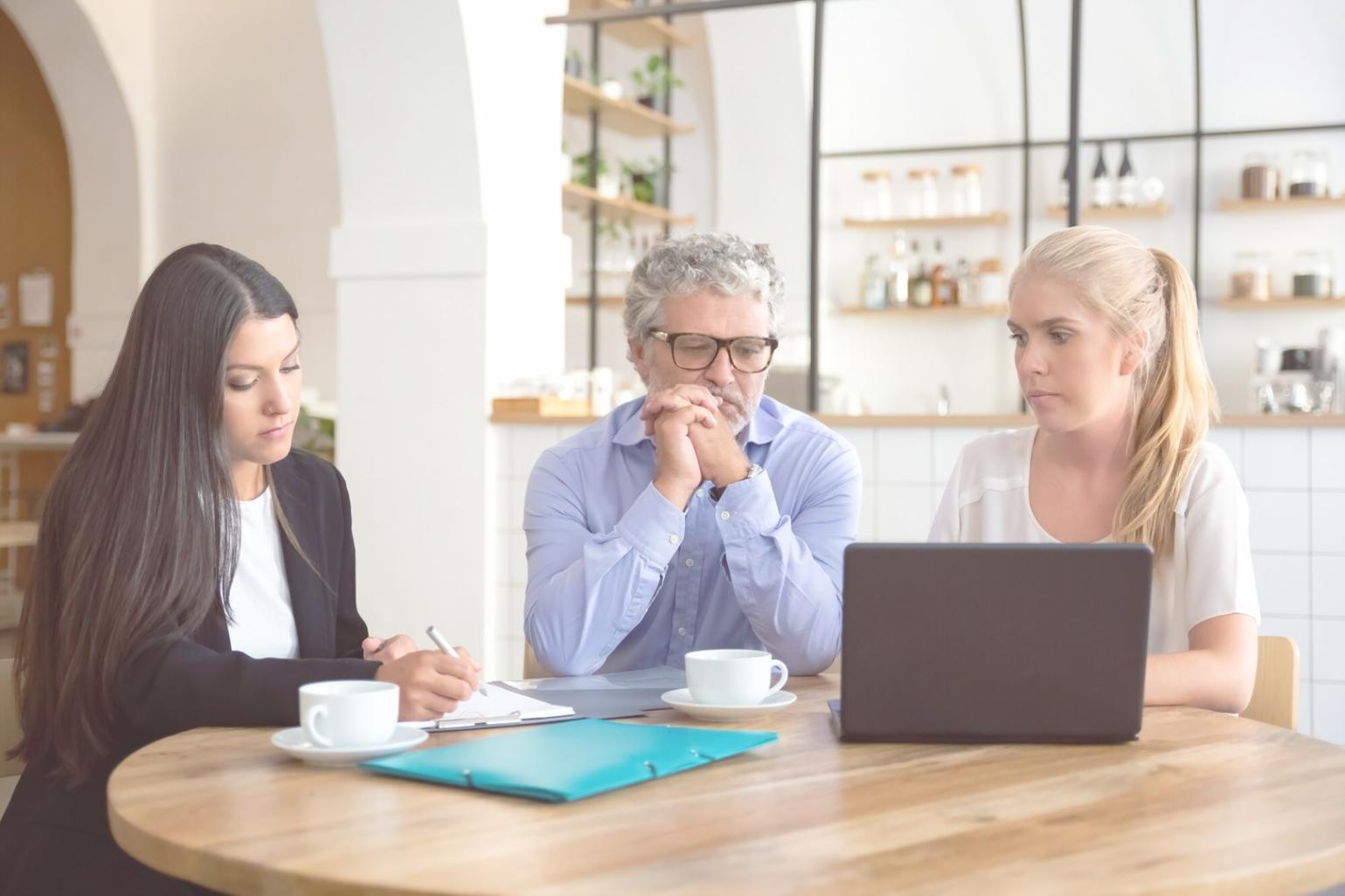 Finanzexperten bei der gemeinsamen Analyse von Liquiditätskennzahlen und Solvenzindikatoren